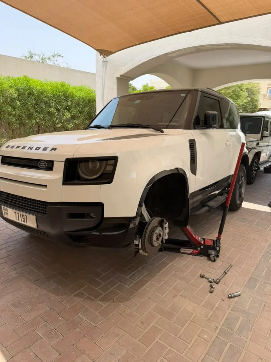 Land Rover Defender raised safely for mobile tyre service at a Dubai home